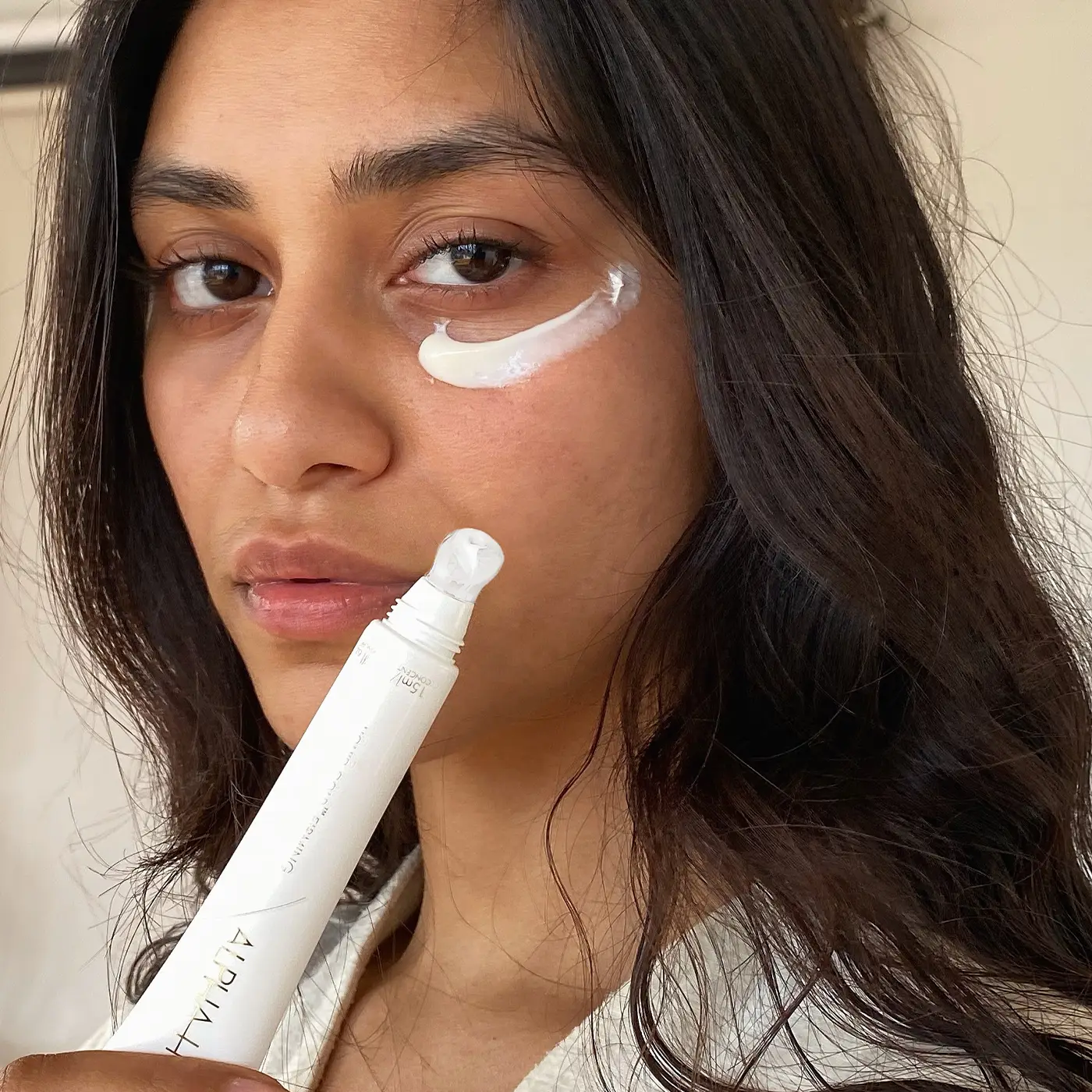 ALPHA-H - Liquid Gold - Firming Eye Cream - Model