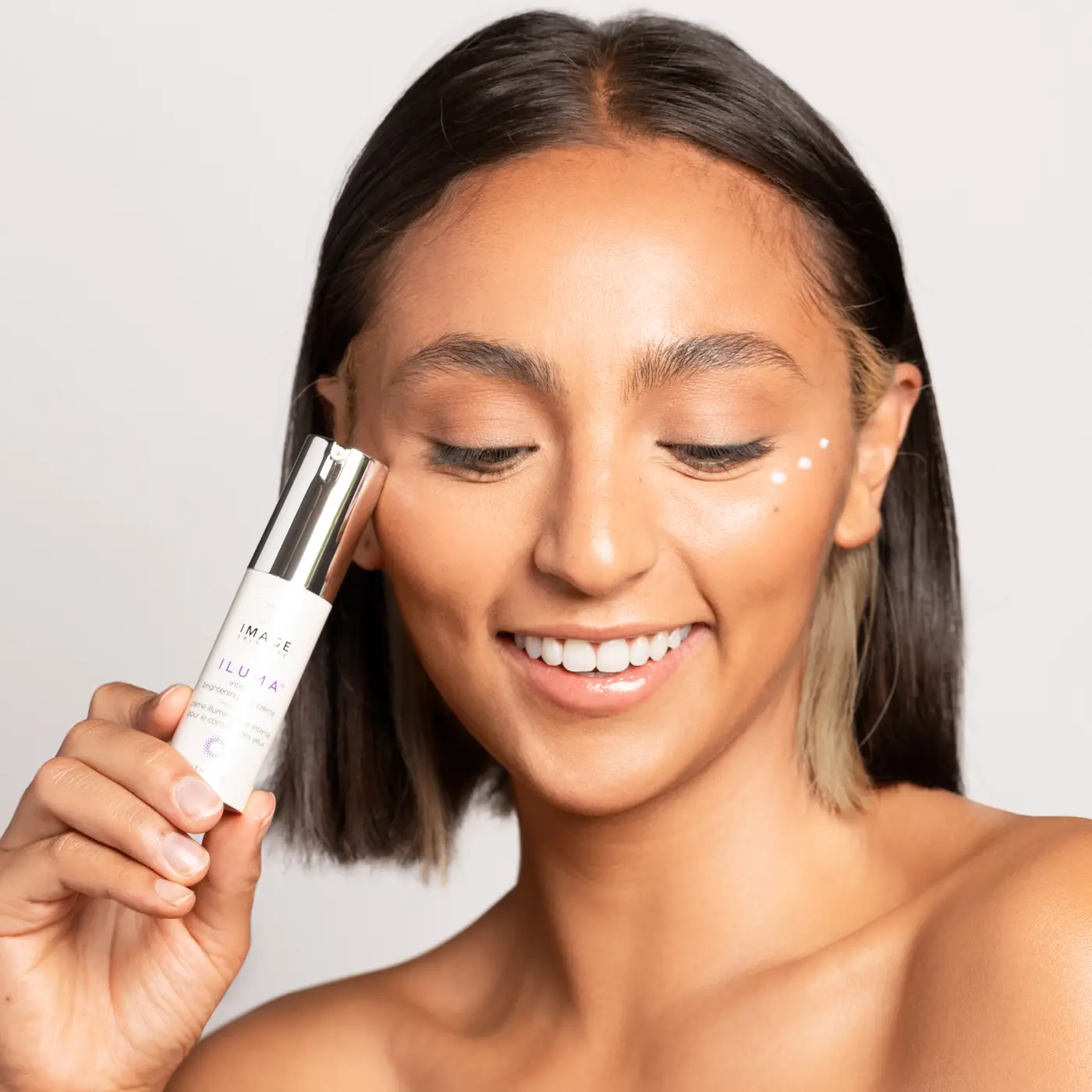 IMAGE Skincare - ILUMA - intense brightening serum - Model 3