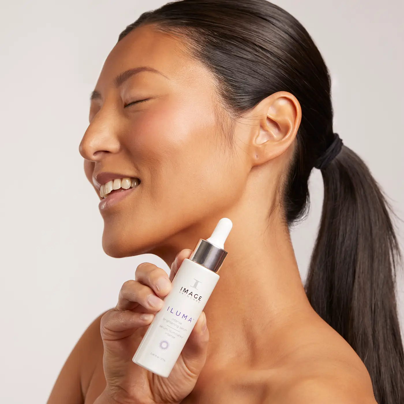 IMAGE Skincare - ILUMA - intense brightening serum - Model
