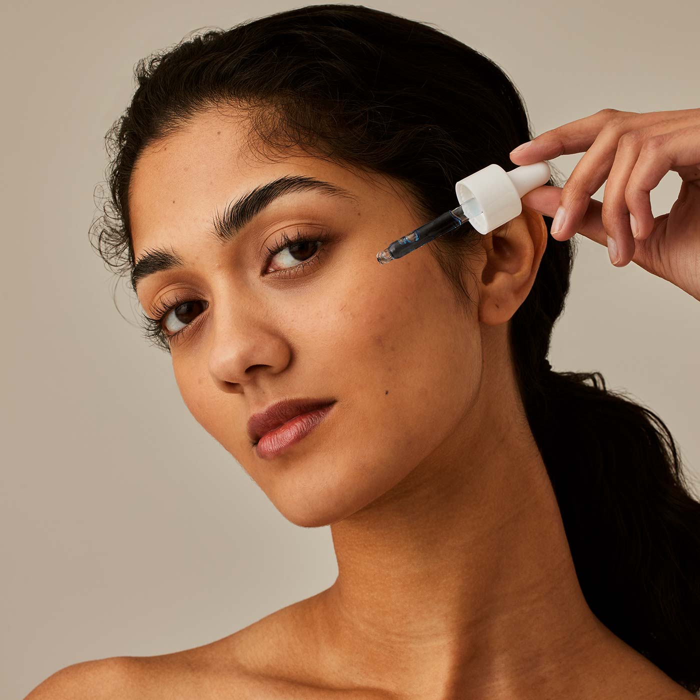 ALPHA-H_Serum_Vitamin-B_model-1.