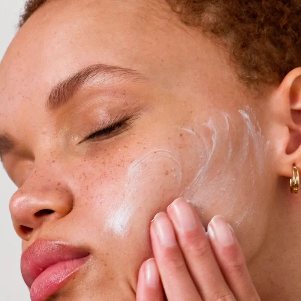 ALPHA-H - Daily Essential Moisturiser SPF 50 - model 3