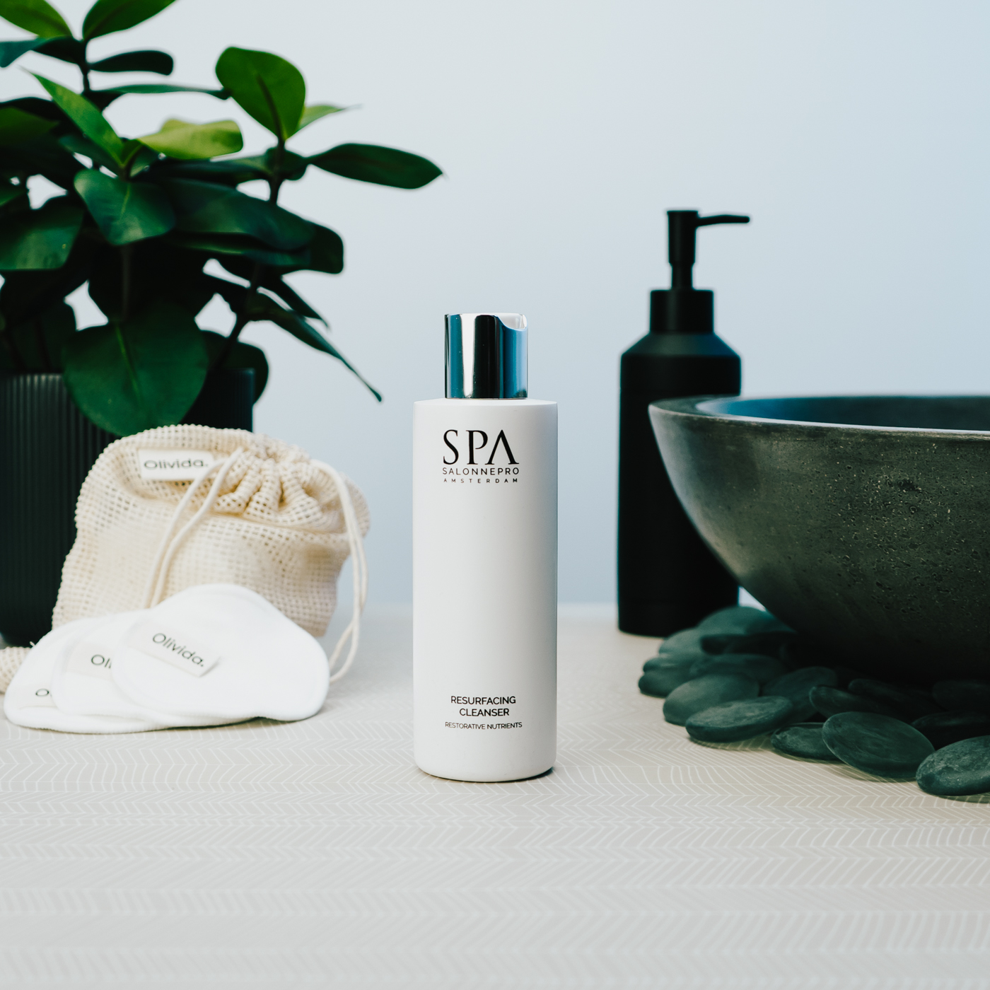 SPA Salonnepro Resurfacing Cleanser Display