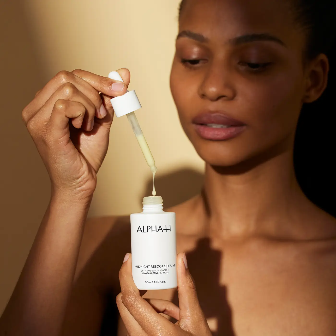 ALPHA-H - Liquid Gold Midnight Reboot Serum - Model