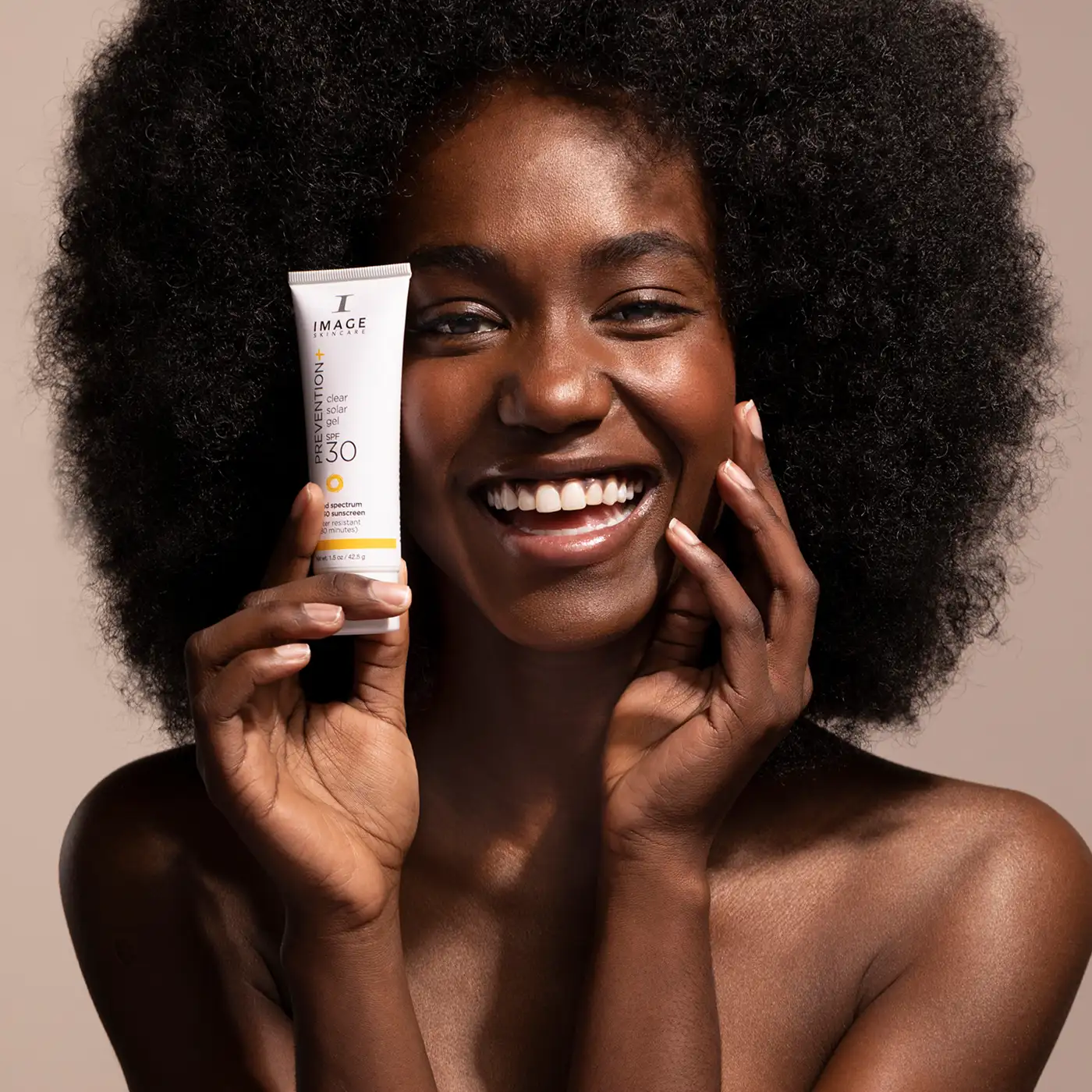 Image Skincare - PREVENTION- clear Solar Gel - Model2