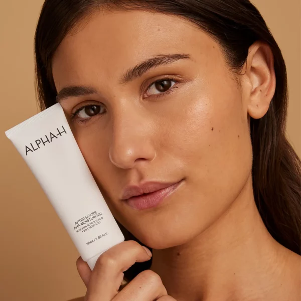 ALPHA-H - After Hours AHA-Moisturiser Model