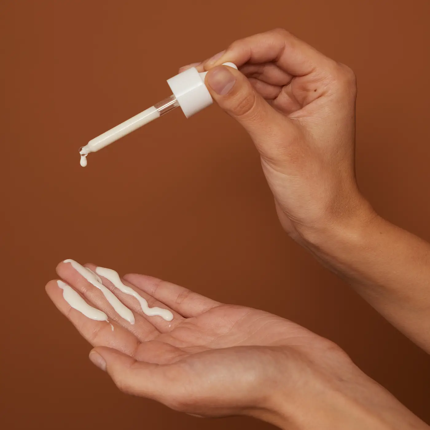 ALPHA-H_Dawn-To-Dusk-SPF-50+-Serum_in-use