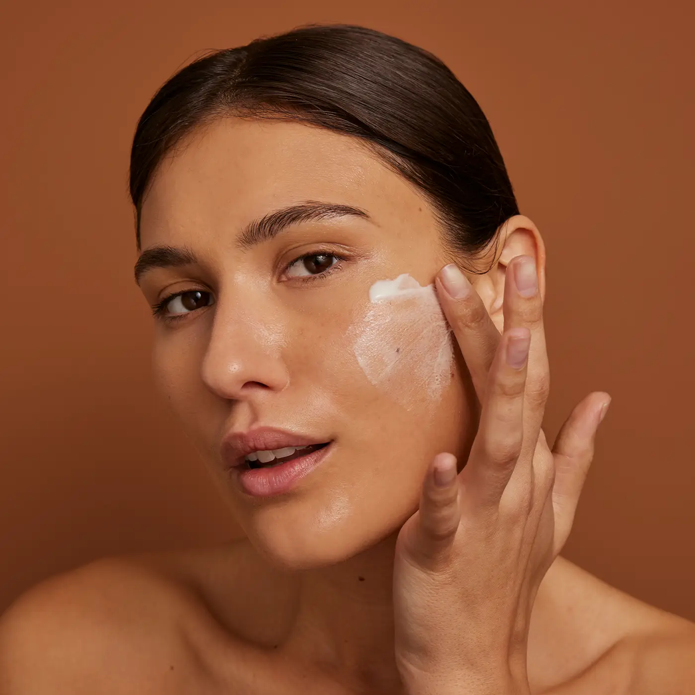 ALPHA-H_Dawn-To-Dusk-SPF-50+-Serum_model2