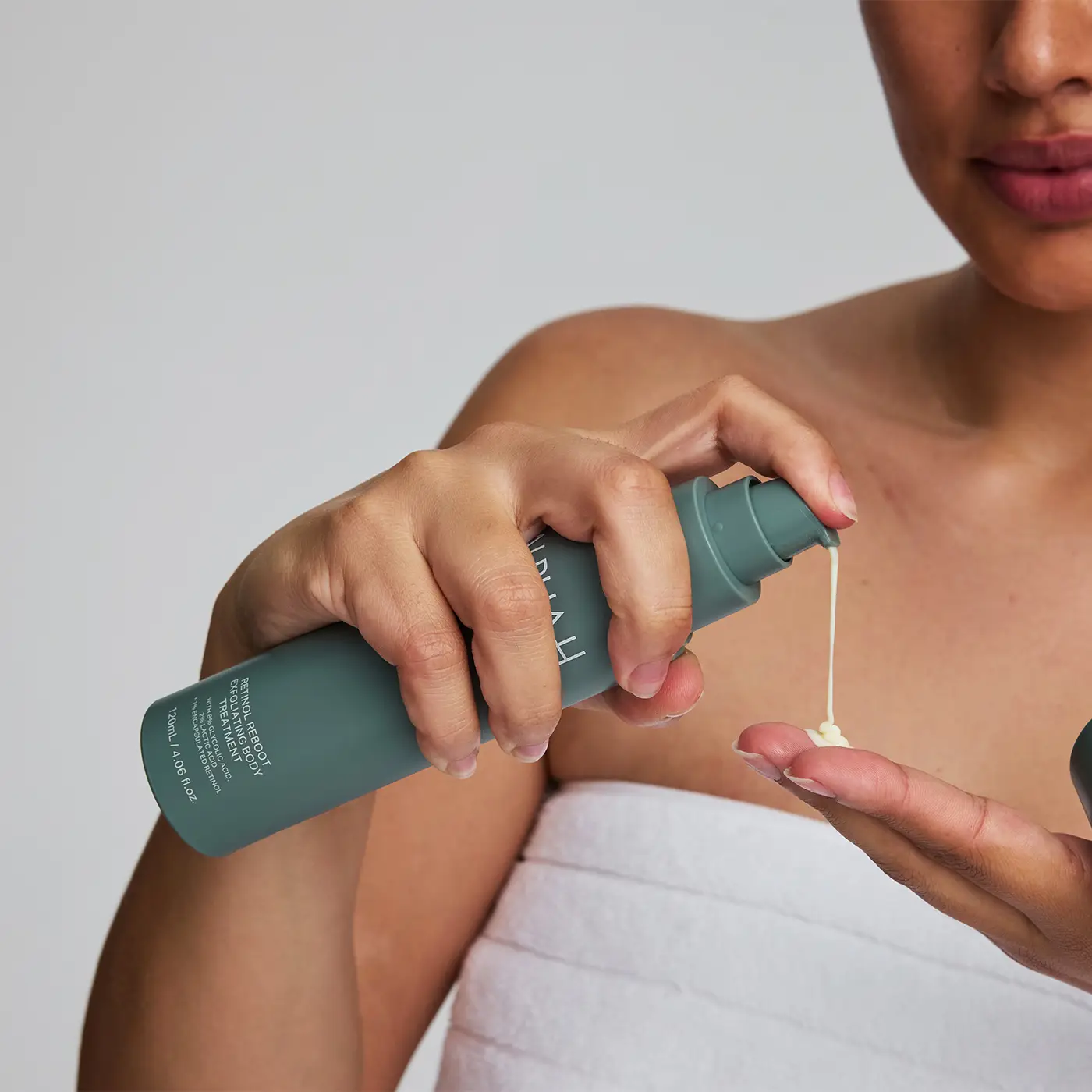 ALPHA - H - Retinol Reboot Exfoliating Body Treatment - Model