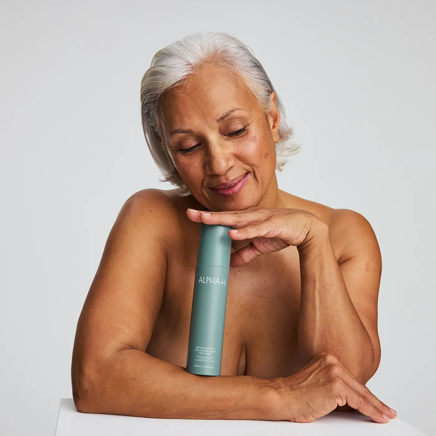 ALPHA - H - Retinol Reboot Exfoliating Body Treatment - Model