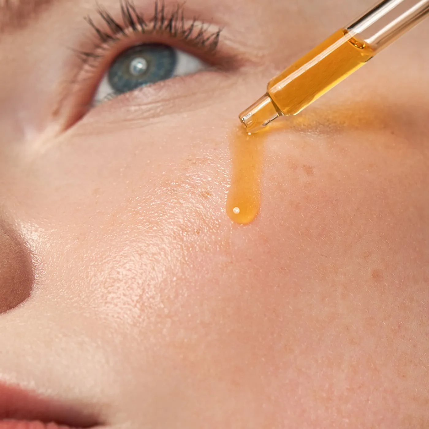 IMAGE - AGELESS - Retinol Pure Liquid Retinol 0.1% Model - Close Up